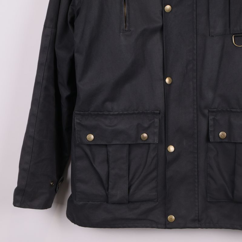 Nedre del av svart jacka med knappar och fickor