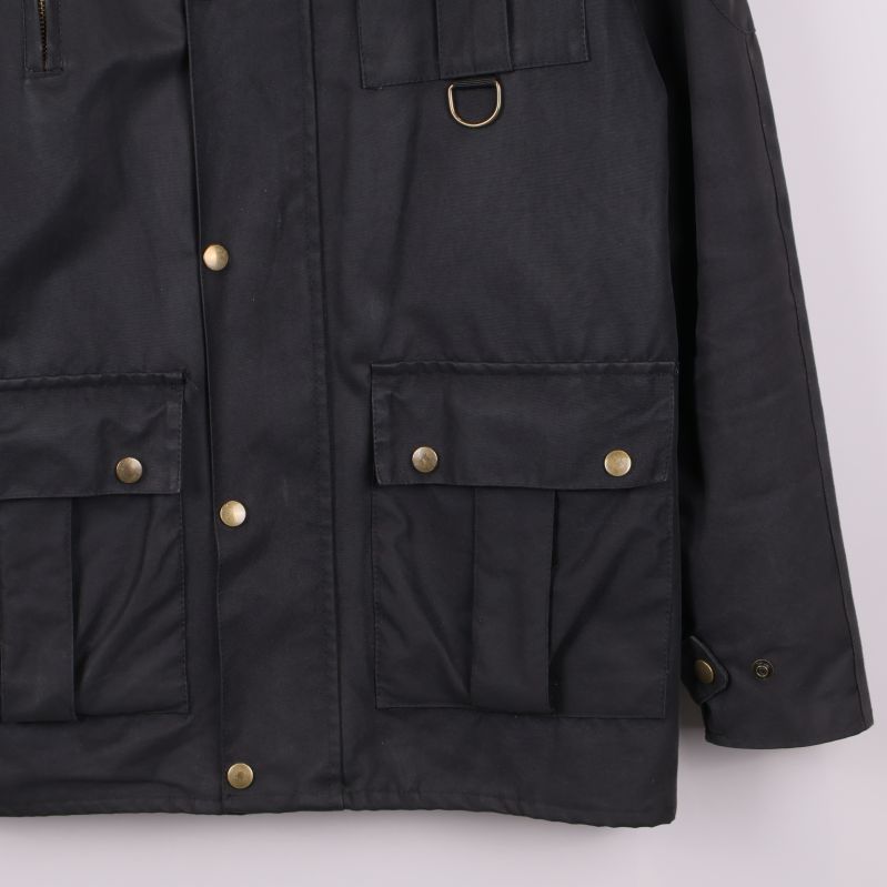 Nedre högra delen av jacka med knappdetalj och ficka