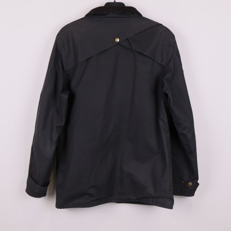 Svart jacka sedd bakifrån med axelok