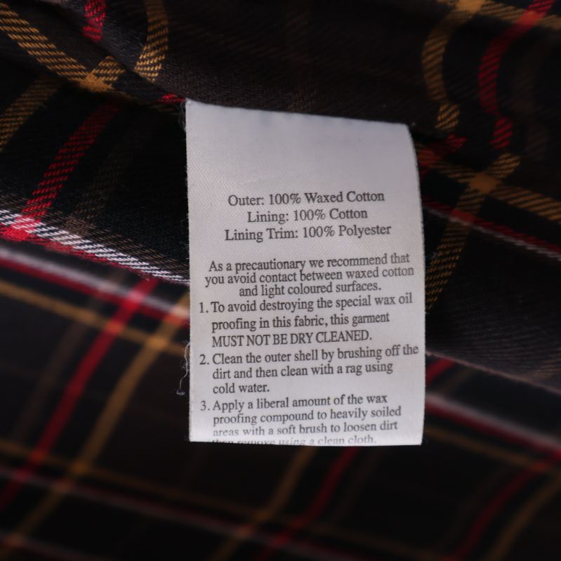 Tvättrådsetikett med materialinformation och skötselråd