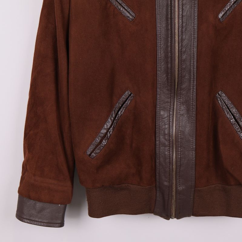 Närbild på jackans nederkant och läderdetaljer vid ärmslut