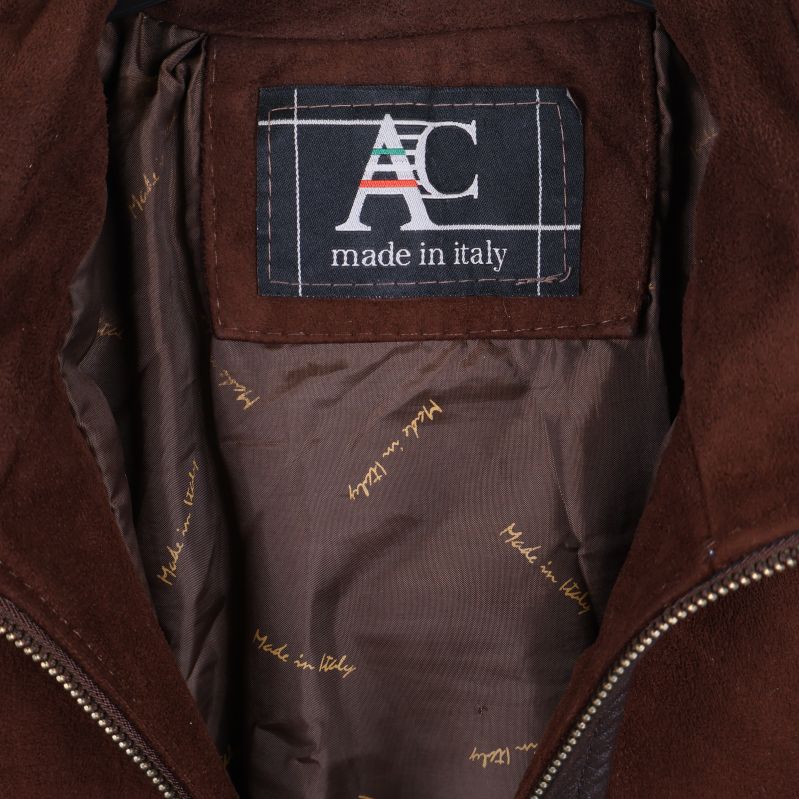 Närbild på etikett med texten AC made in Italy