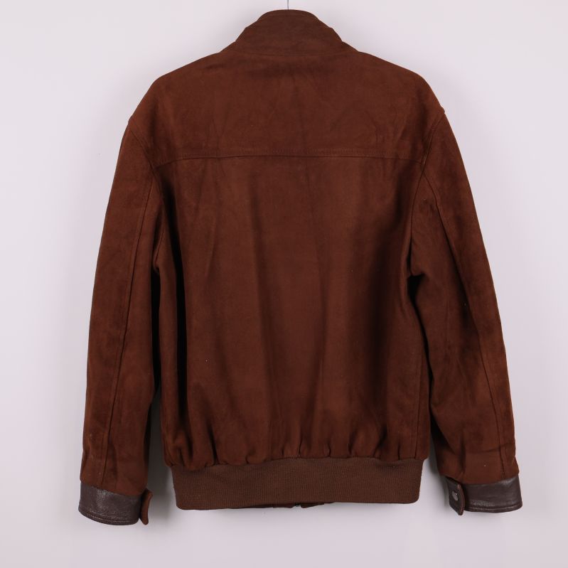 Baksidan av brun mockajacka med enkla linjer