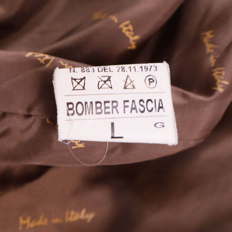 Tvättrådslapp med texten Bomber Fascia L
