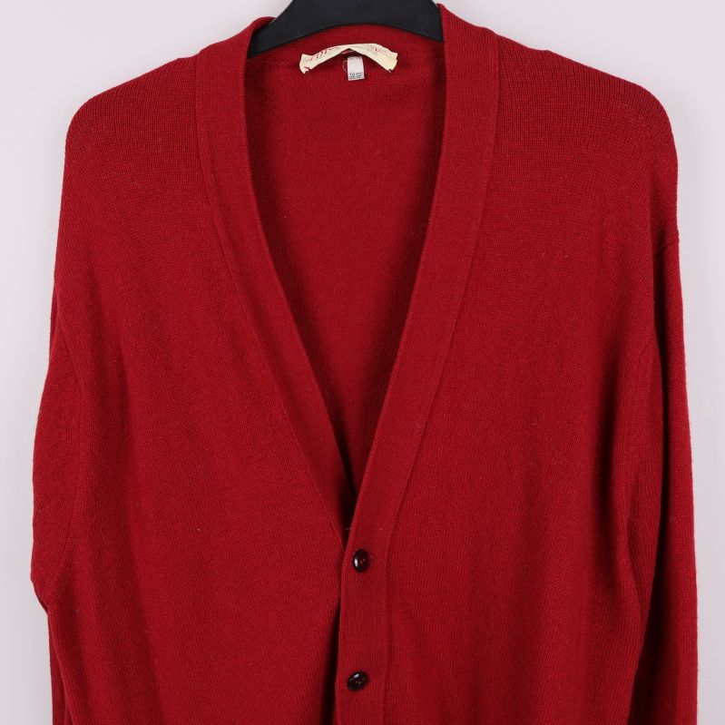 Närbild på koftans V-ringning och knappar