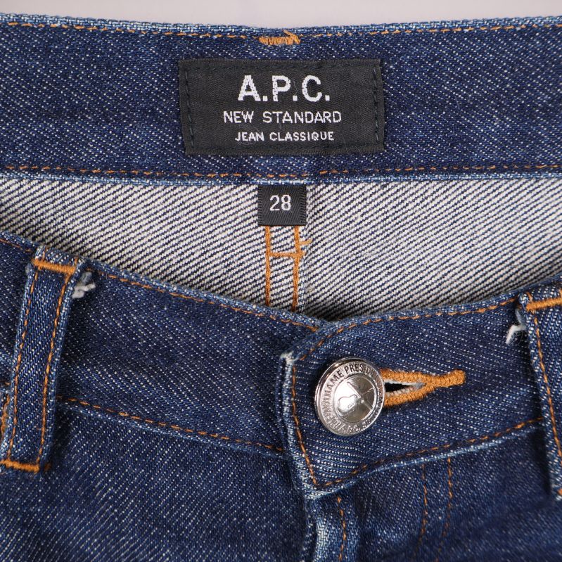 Närbild på A.P.C.-etikett och knapp