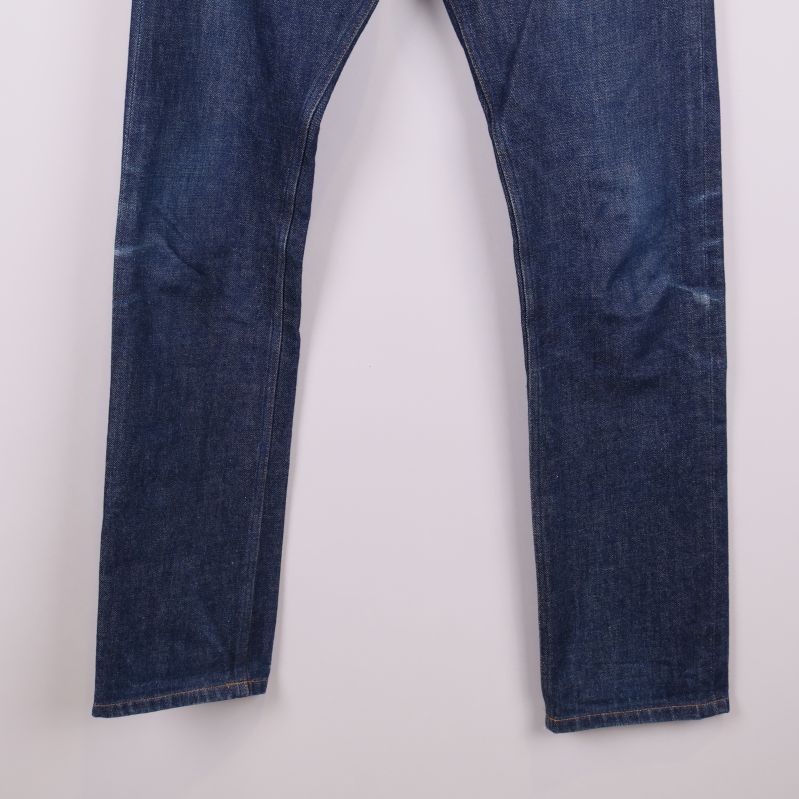 Närbild på jeansens ben och fåll