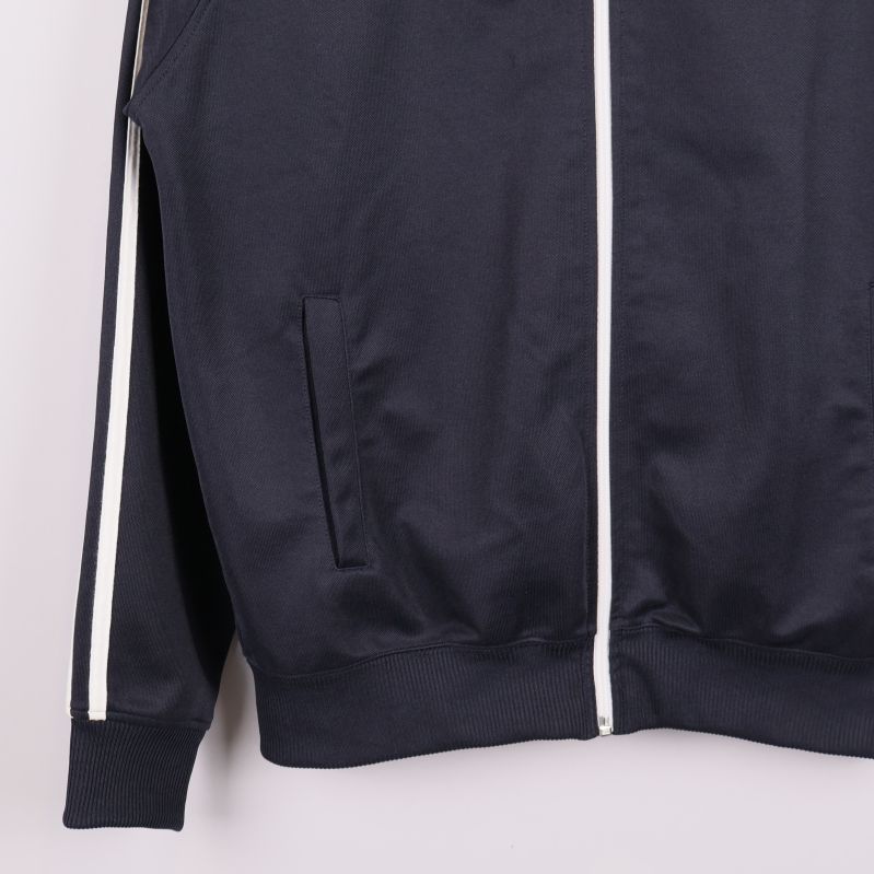 Detalj av ficka och nederkant på tröjan