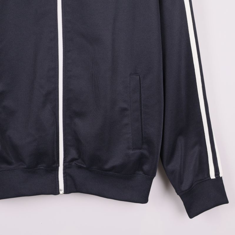 Detalj av den andra fickan och ärmen med rand