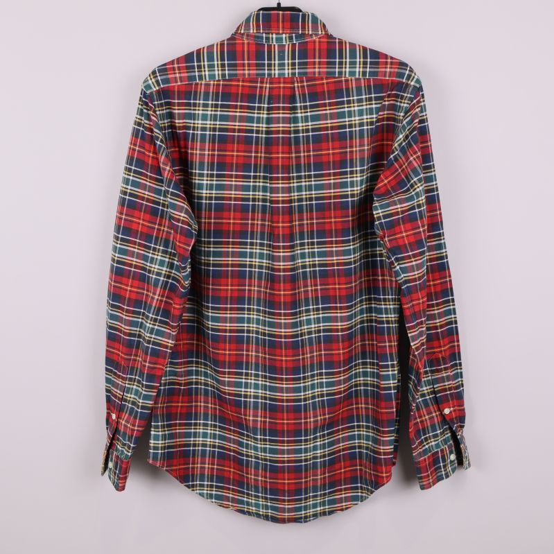 Baksidan av rutig skjorta med klassisk passform och långa ärmar