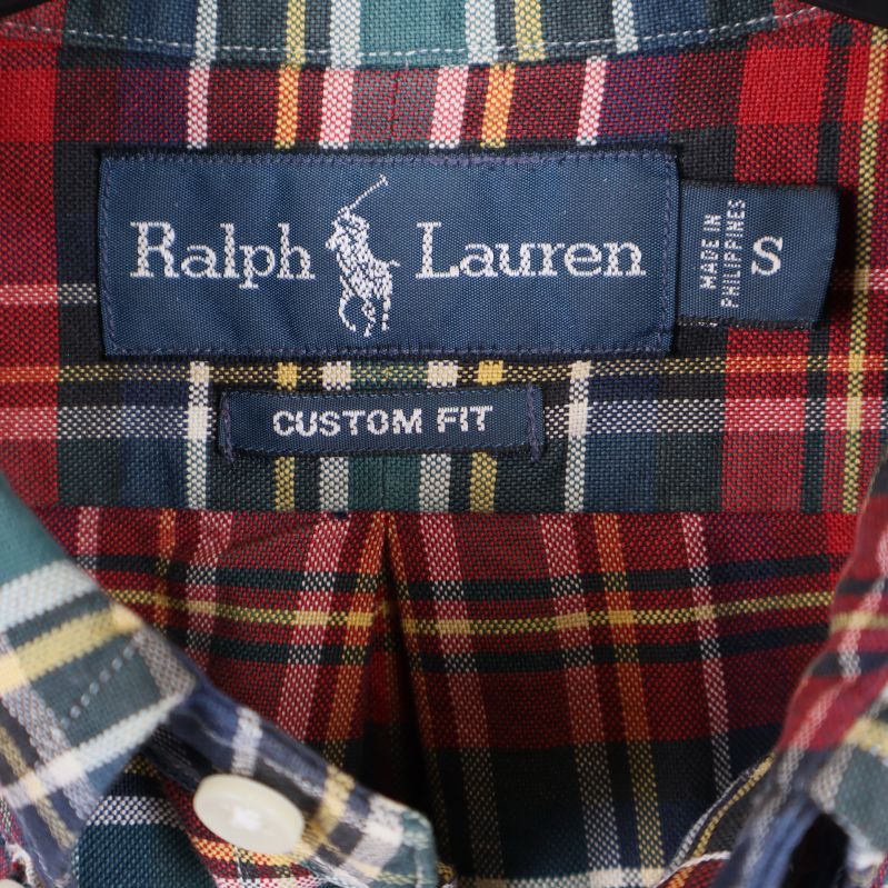 Närbild på Ralph Lauren-logga och storleksetikett innanför kragen