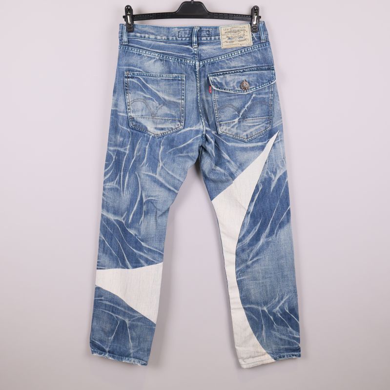 Baksidan av jeans med vit patchwork och fickor