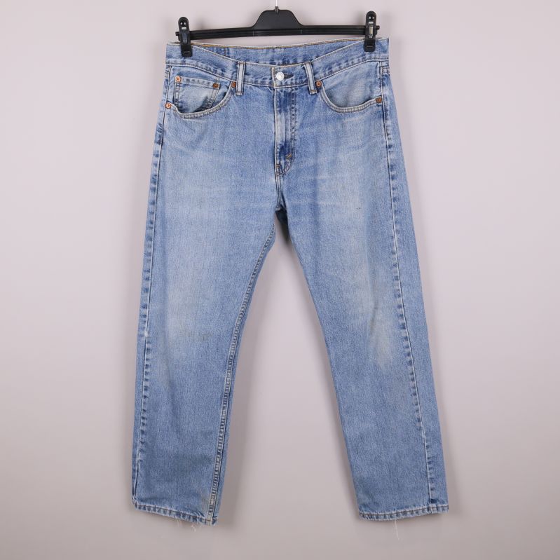 Framsidan av ljusblå Levi's jeans