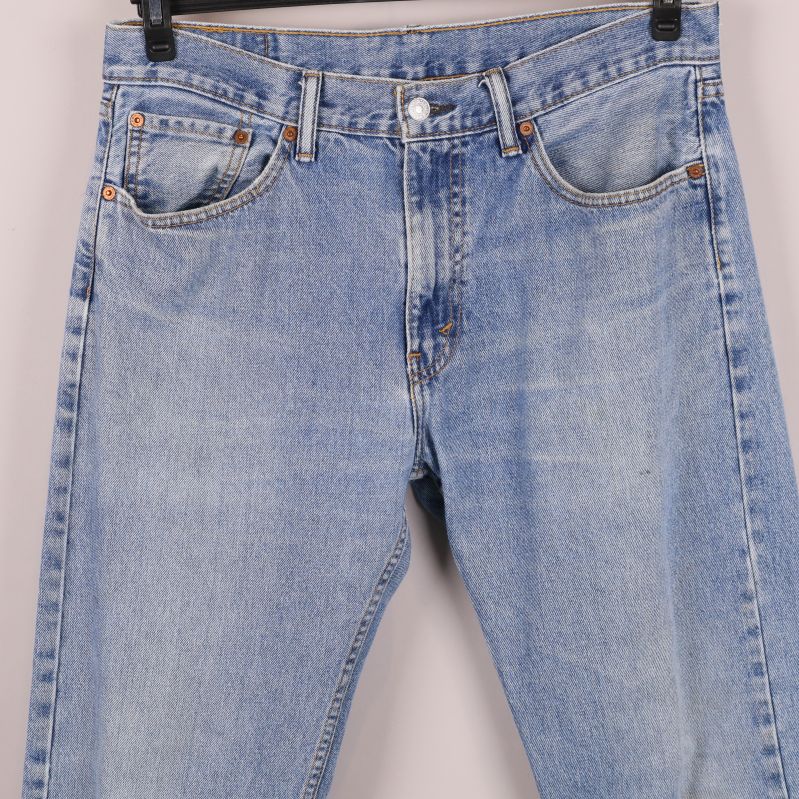 Närbild av framsida och fickor på jeans