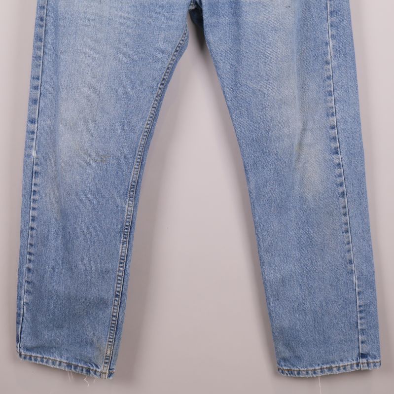 Jeansben med lätt slitning och rå kant