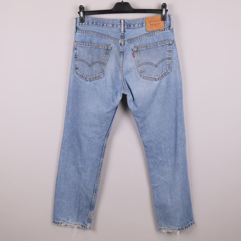 Baksidan av ljusblå Levi's jeans med patch