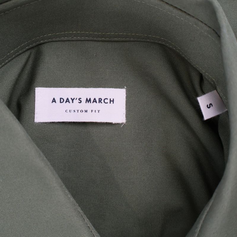Närbild på etikett A Day's March i kragen