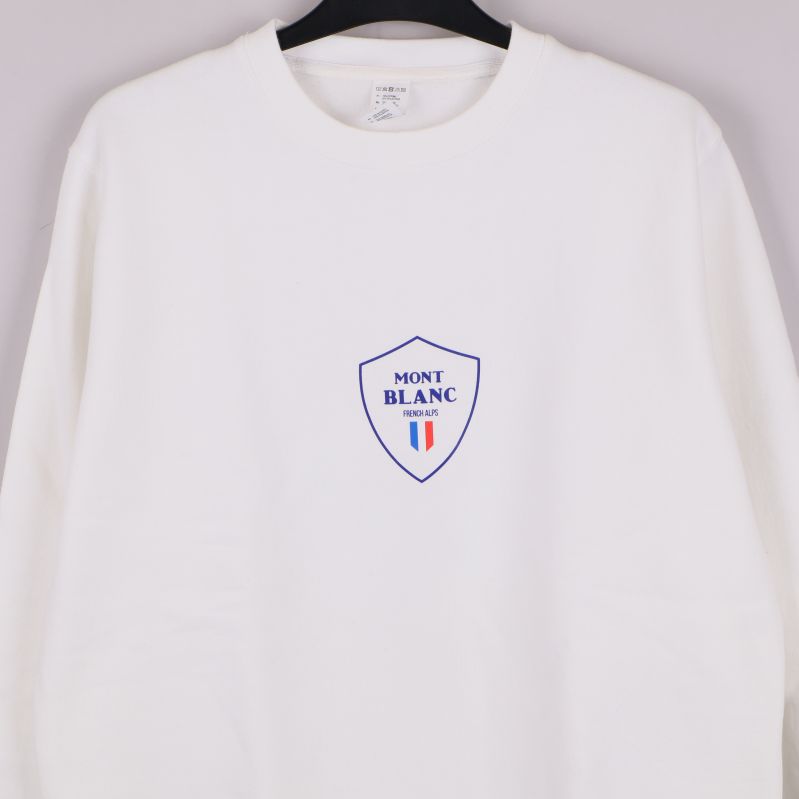 Närbild på brösttrycket Mont Blanc och fransk flagga