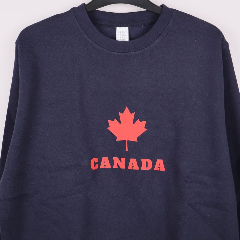 Närbild av rött lönnlöv med CANADA-tryck på bröstet