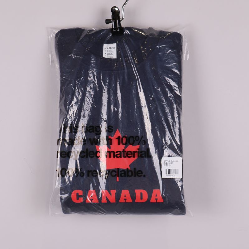 Samma sweatshirt i genomskinlig plastpåse med etiketter synliga