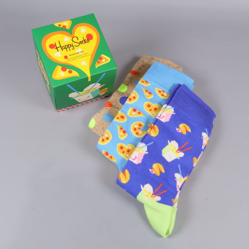 Strumpor med nudlar och pizza bredvid Happy Socks ask