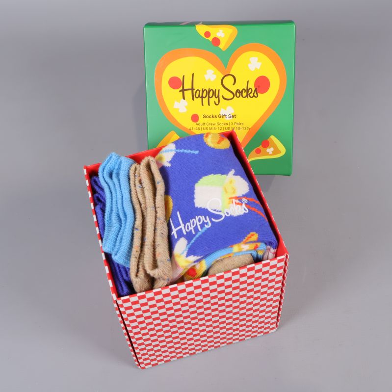 Öppen box med färgglada strumpor synliga i förpackningen