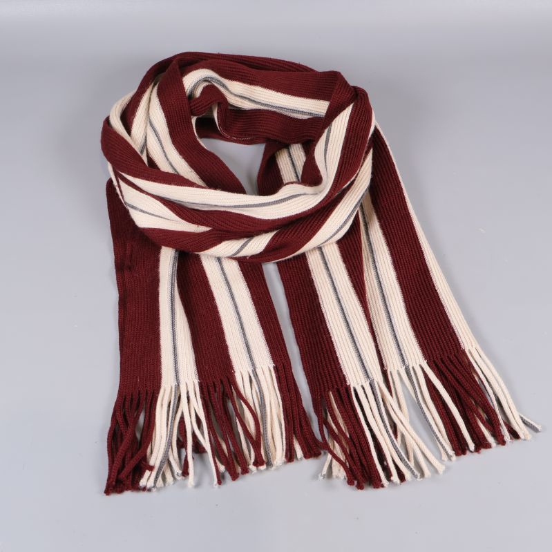 Randig halsduk med fransar ihopvikt på ljus yta