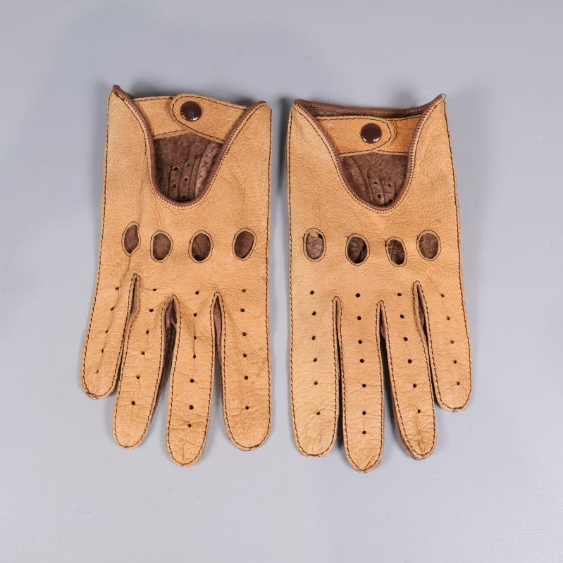 Handskarna placerade sida vid sida, tydliga perforeringar och färgkontrast