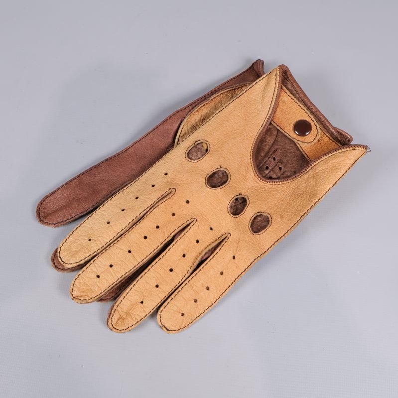 Beige handskar med brun baksida visade ovanpå varandra