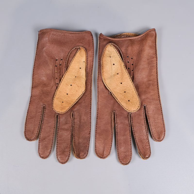 Baksidan av handskarna helt i brunt läder med beige detalj
