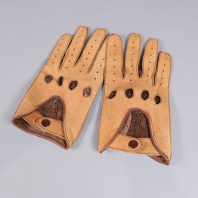 Handskarna diagonalvinklade visar tryckknapp och perforerade inslag