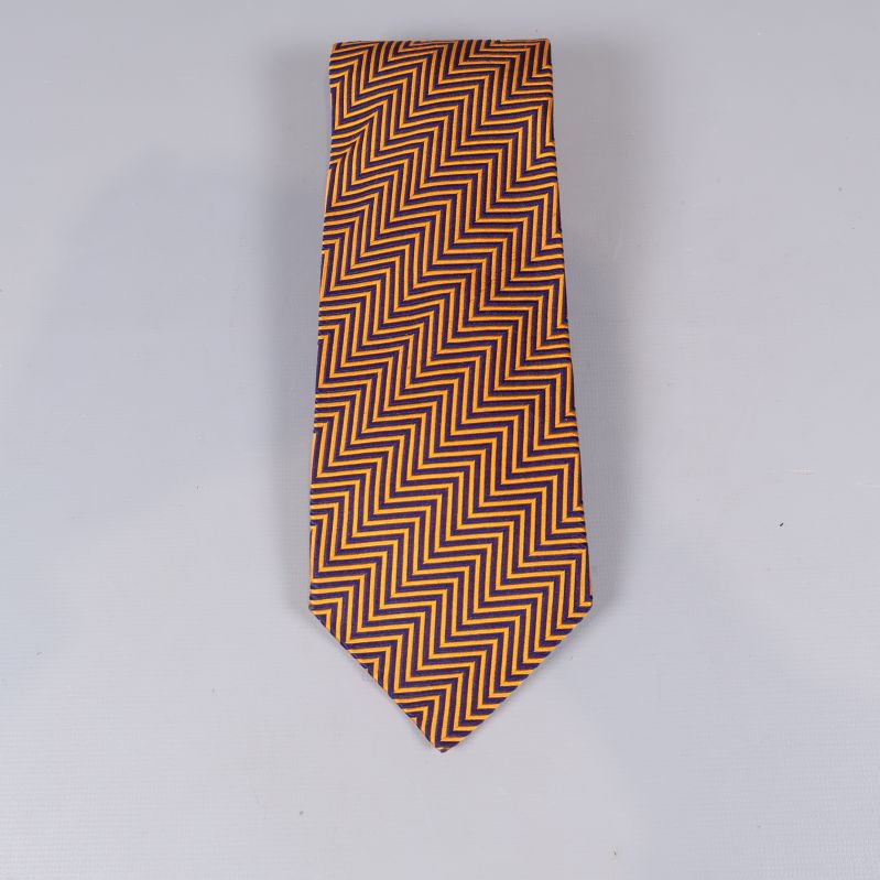 Slips i helbild med gulblått zigzagmönster