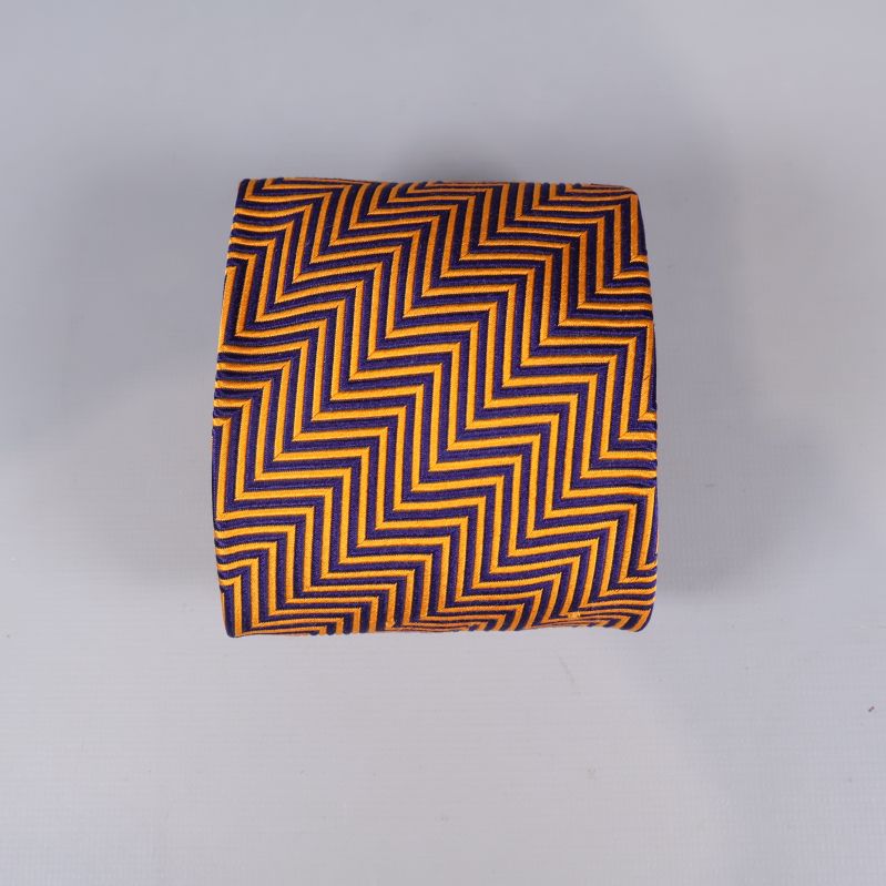 Bredden på slipsen ses tydligt ovanifrån