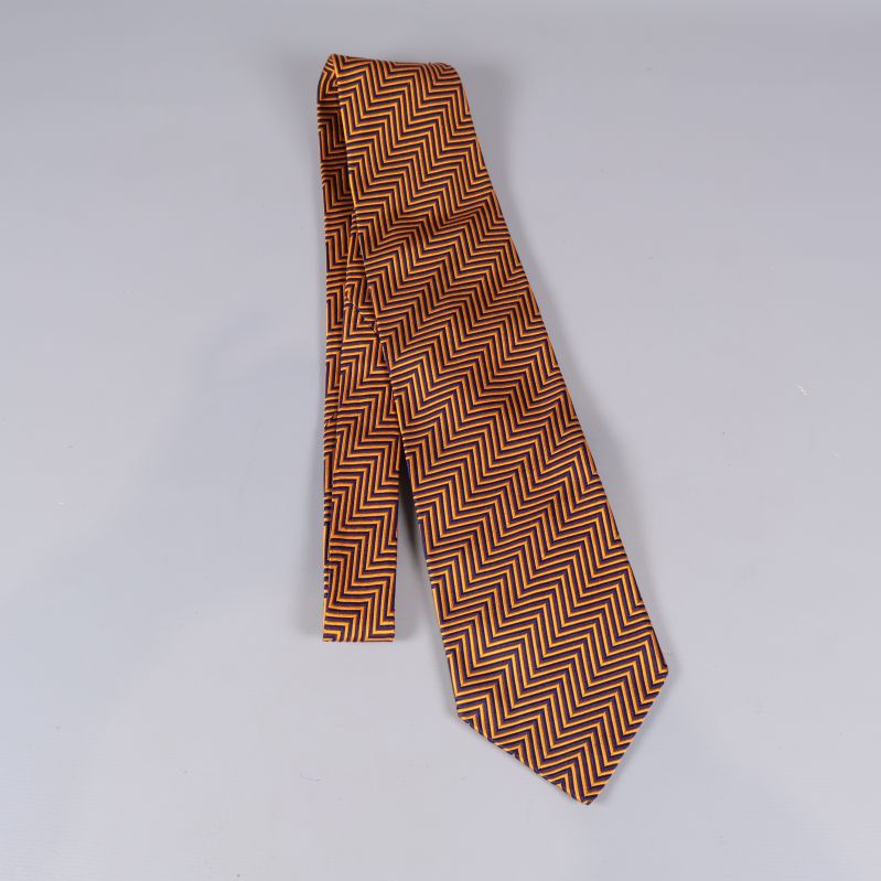 Slipsen i sned vinkel visar hela mönstret