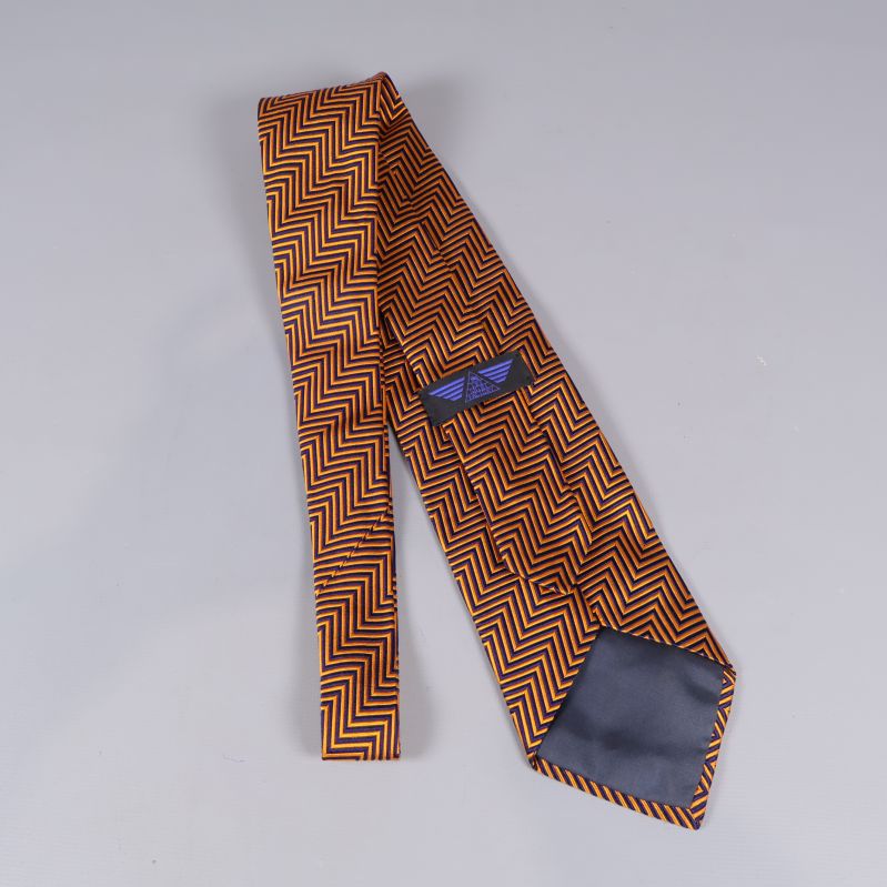 Slipsens baksida och foder, etikett syns