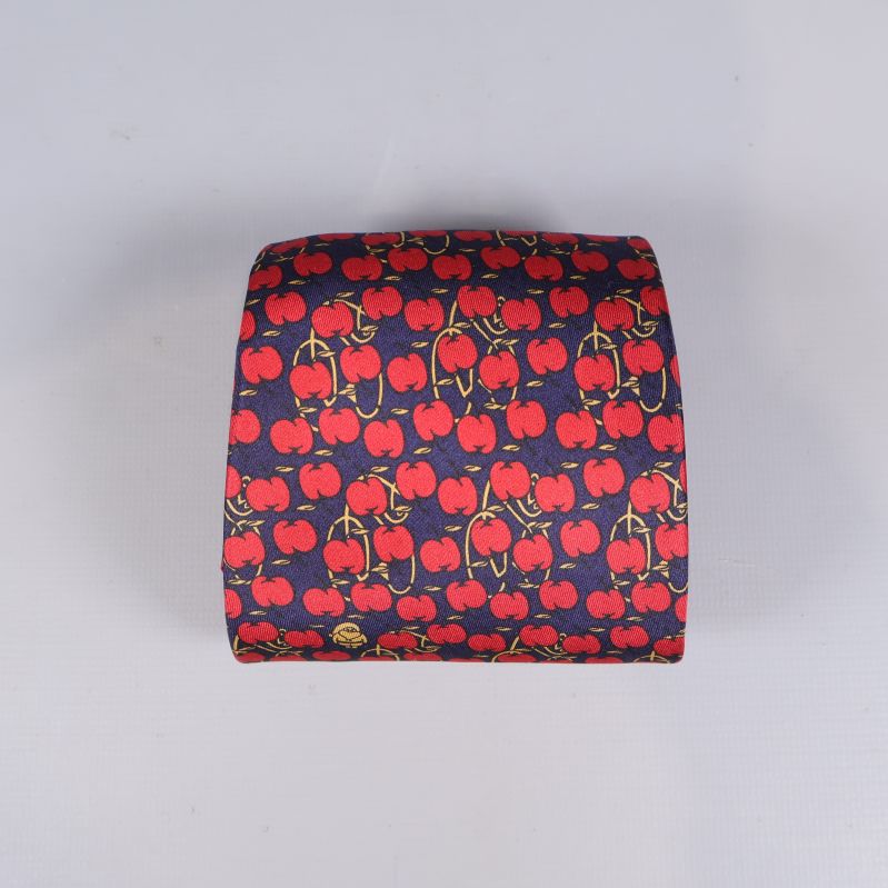 Rullad slips visar mönster av röda körsbär