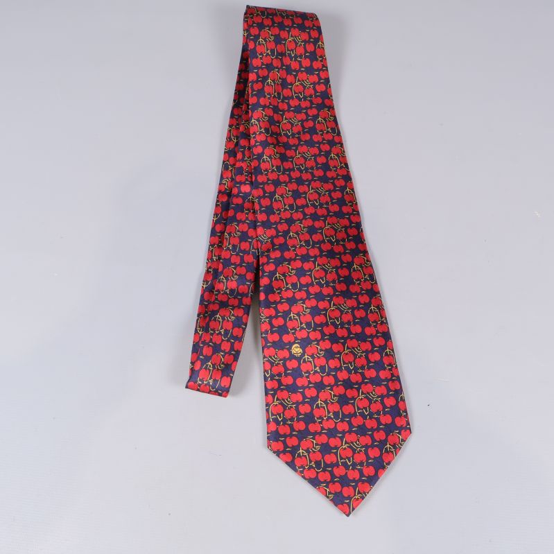 Körsbärsmönstrad slips delvis utviklad på ljust underlag