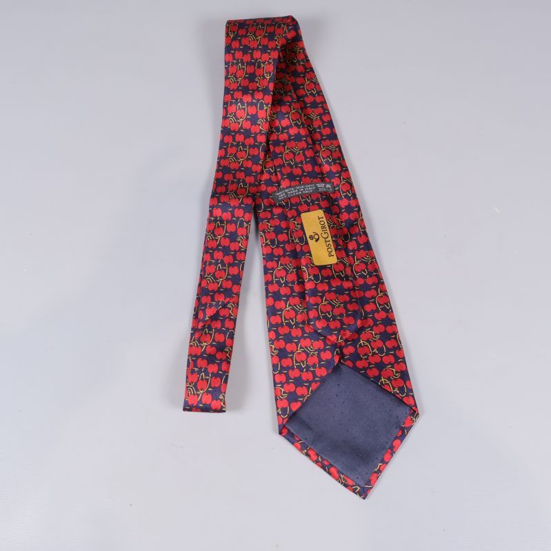 Baksidan av slips med etikett och sömmar synliga