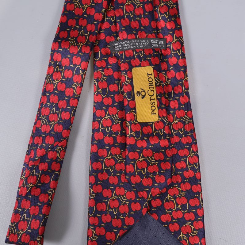 Närbild på etiketten PostGiljot och materialinformation