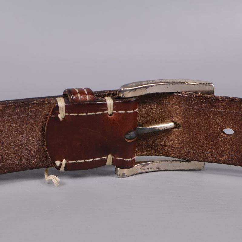 Närbild på insidan av läderbälte och spännet