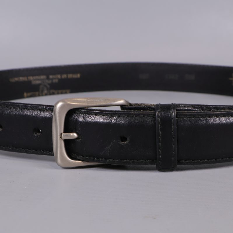 Närbild på bältets spänne och justerbara hål