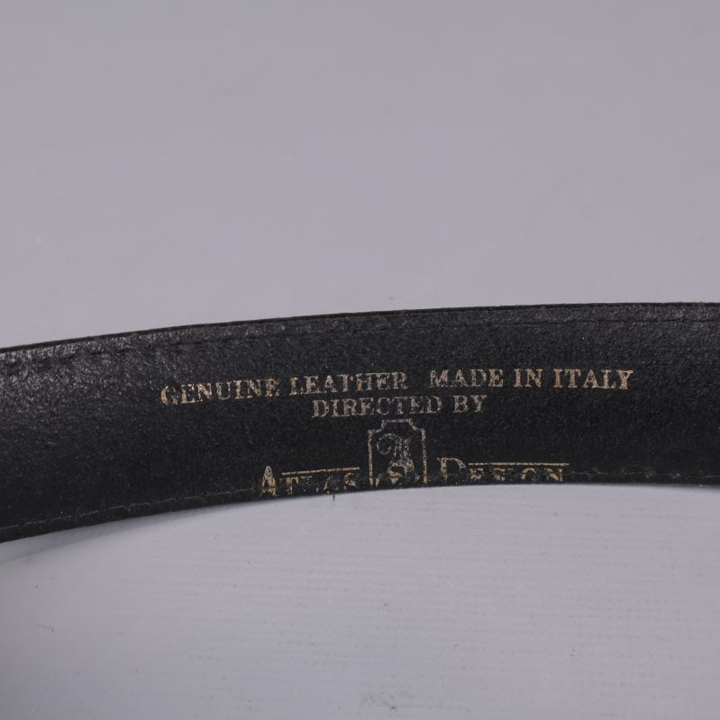 Närbild på märkning genuine leather made in Italy