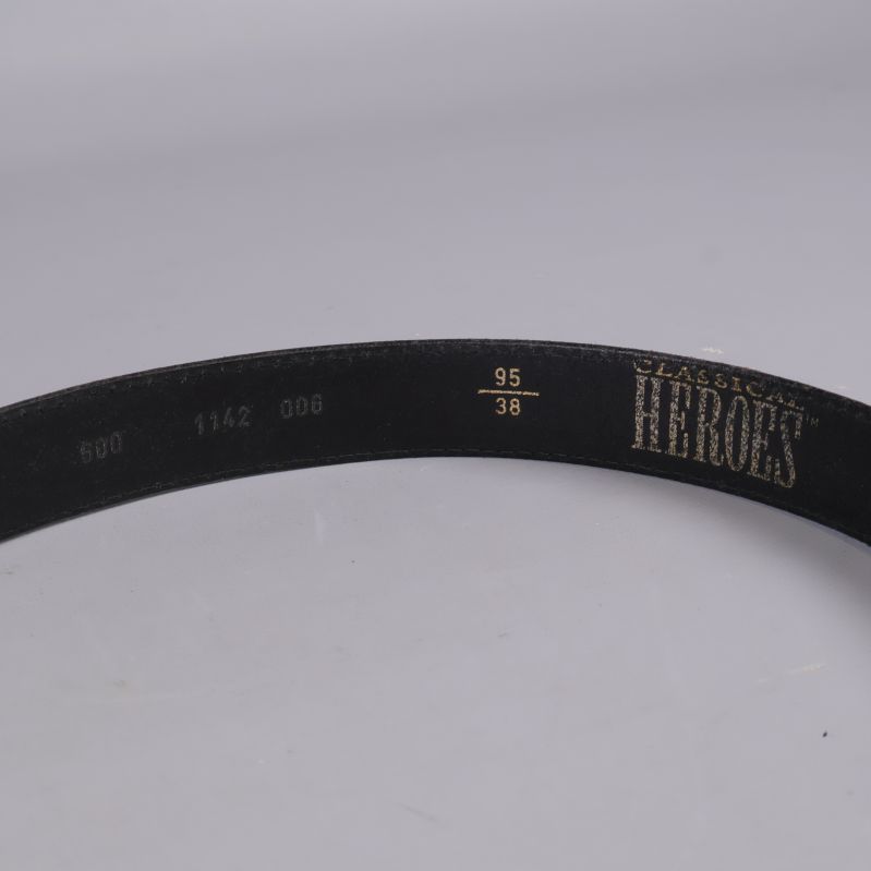 Text HEROES och storleksinformation på bältets insida