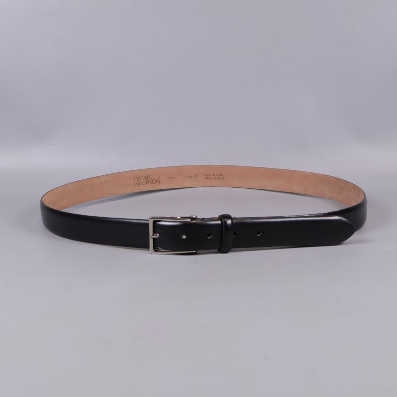 Svart läderskärp lagt i cirkel med naturfärgad insida