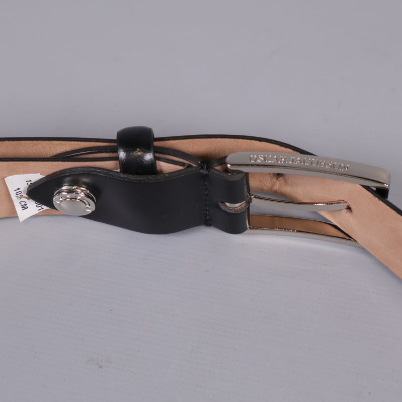 Närbild på spännet med Oscar Jacobson ingraverat