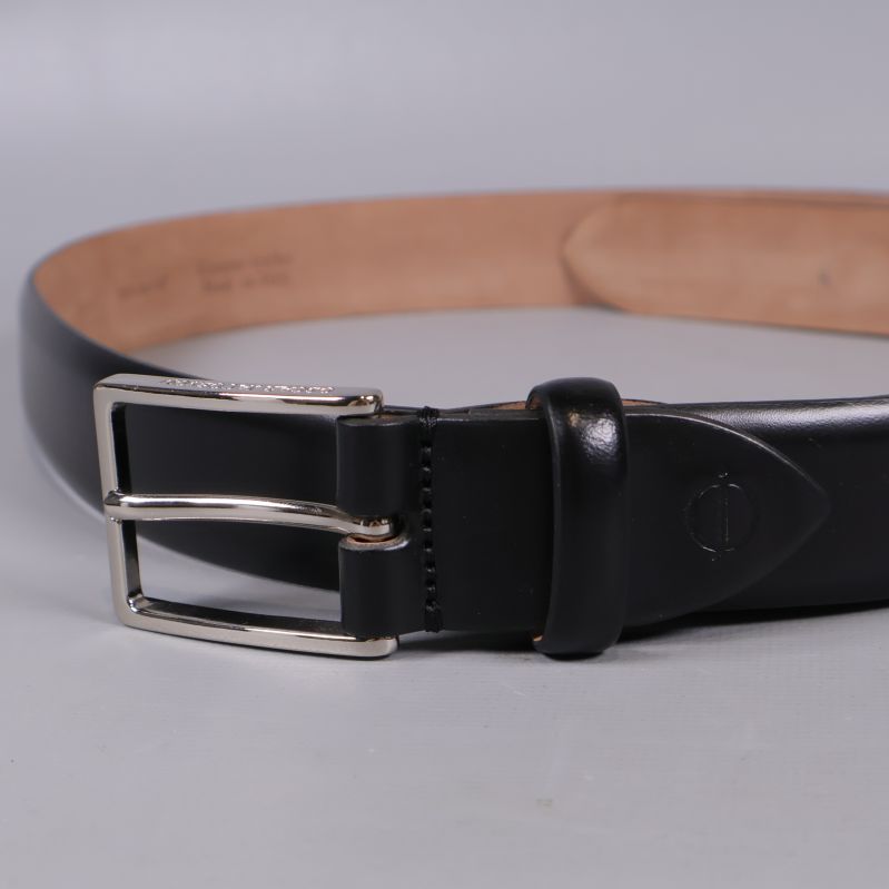 Svart läderskärp med spänne visat snett framifrån