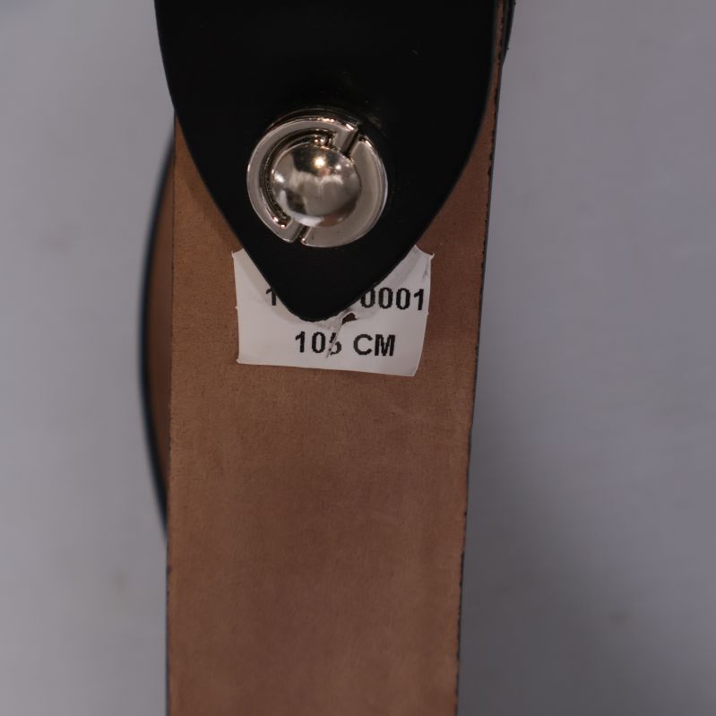 Etikett med storlek 105 cm fäst på insidan av skärpet