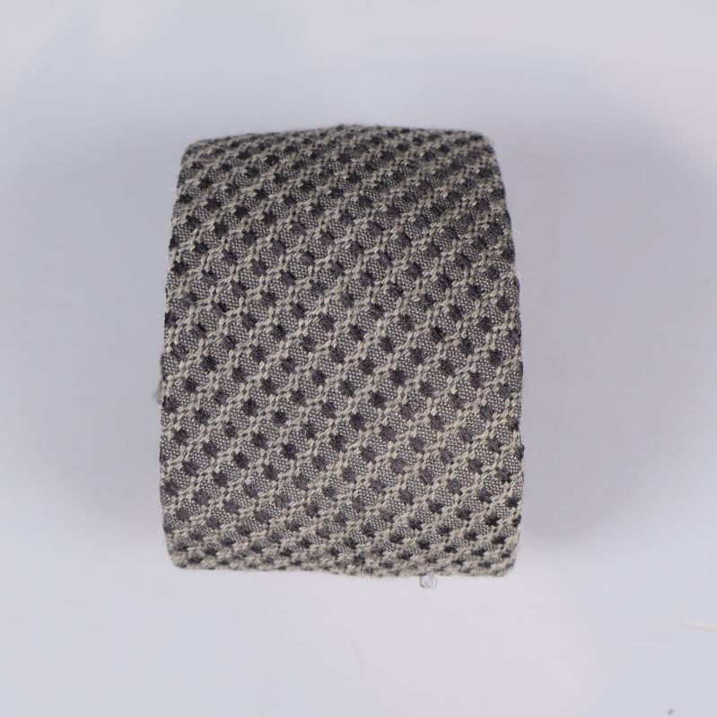 Närbild på slipsens bredd och textur