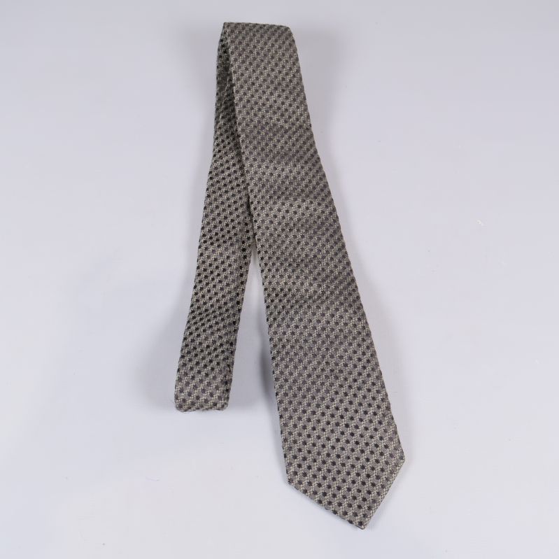 Mönstrad slips utlagd i en böjd form