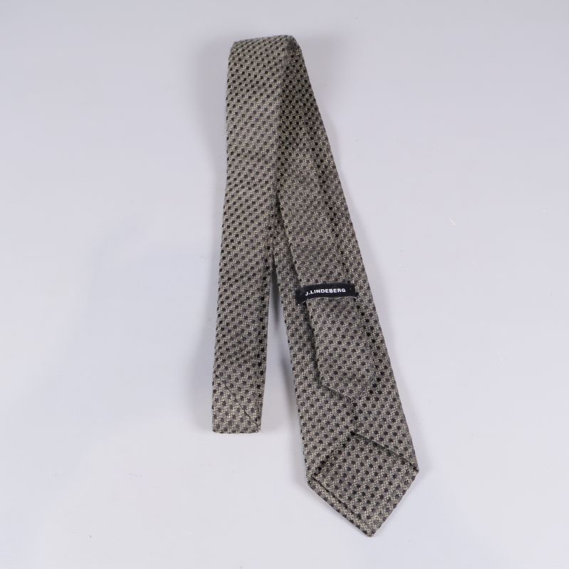 Slips där märkesetiketten J.Lindeberg syns tydligt